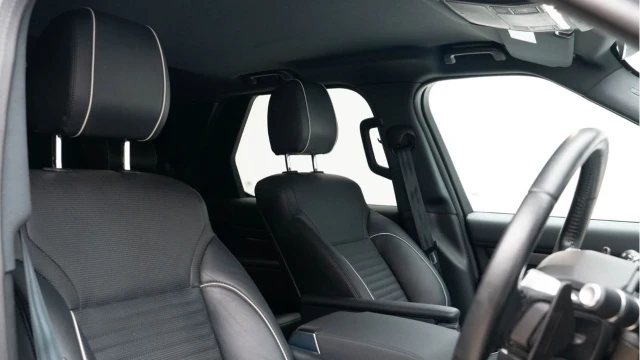 Land Rover Discovery (69 Reg) 3.0SD6 HSE Hard Top (5 Seat URBAN) (No VAT) Image 3