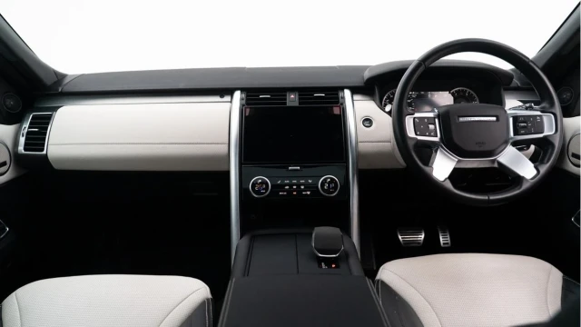Land Rover Discovery (72 Reg) 3.0 D300 R-Dynamic SE Image 2