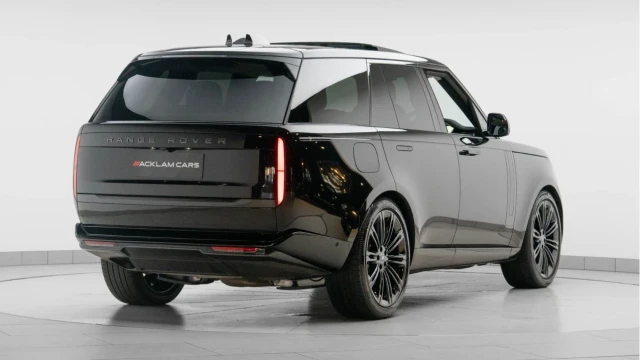 Land Rover Range Rover (75 Reg) 3.0 D300 SE (Shadow Pack) Image 6