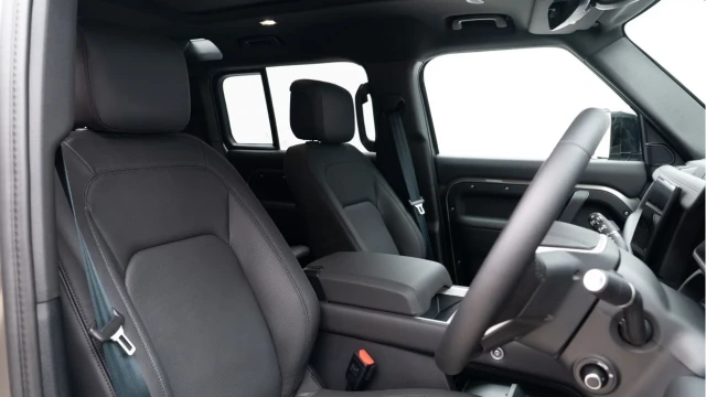 Land Rover Defender (25 Reg) 110 3.0 D350 X-Dynamic HSE (7 Seat) (Bespoke URBAN) (VAT Q) Image 3