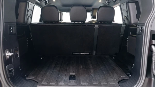 Land Rover Defender (23 Reg) 110 3.0 D300 X-Dynamic HSE Hard Top Commercial (5 Seat) (No VAT) Image 6