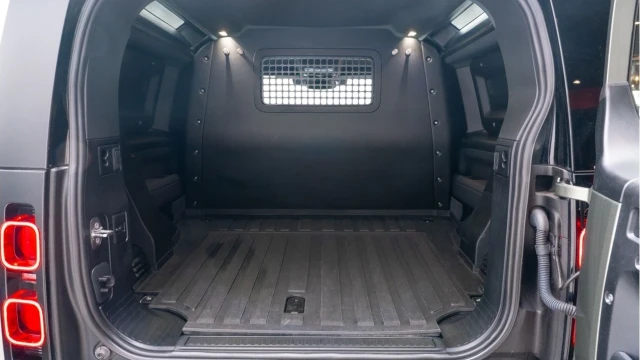 Land Rover Defender (23 Reg) 90 3.0 D250 SE Hard Top Commercial (URBAN) (+VAT) Image 4