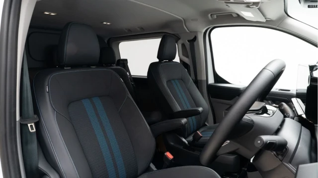 Ford Transit Custom (25 Reg) 320 2.0 Ecoblue Sport AWD (5 Seat) (+VAT) Image 3