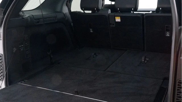 Land Rover Discovery (73 Reg) 3.0 D300 R-Dynamic SE Image 8