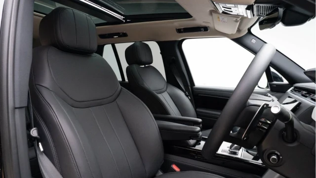 Land Rover Range Rover (75 Reg) 3.0 D300 SE (Shadow Pack) Image 3