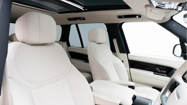 Land Rover Range Rover (25 Reg) 3.0 D300 HSE (Shadow Pack) Image 3