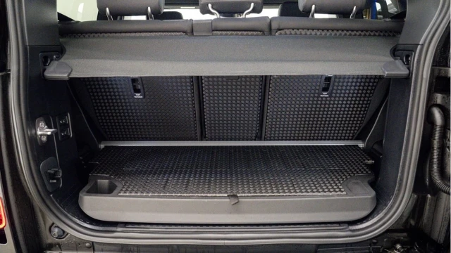 Land Rover Defender (74 Reg) 90 3.0 D250 X-Dynamic SE (VAT Q) Image 7