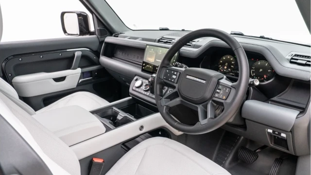 Land Rover Defender (24 Reg) 90 3.0 D350 X-Dynamic HSE (2025 Model) (Black Pack) Image 7