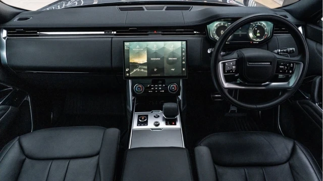 Land Rover Range Rover (72 Reg) 3.0 P440e SE Hybrid (Shadow Pack) Image 2