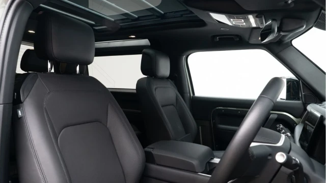 Land Rover Defender (74 Reg) 90 3.0 D250 X-Dynamic HSE Image 3