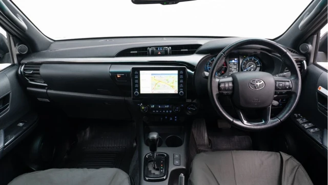 Toyota Hi-Lux (72 Reg) 2.8 D-4D Invincible X 4WD (+VAT) Image 2