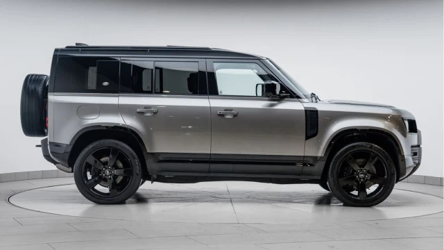 Land Rover Defender (23 Reg) 110 3.0 D300 X-Dynamic HSE (Black Pack) Image 5