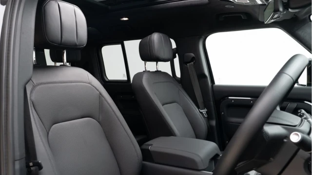 Land Rover Defender (25 Reg) 110 5.0 V8 P425 X (URBAN) Image 3