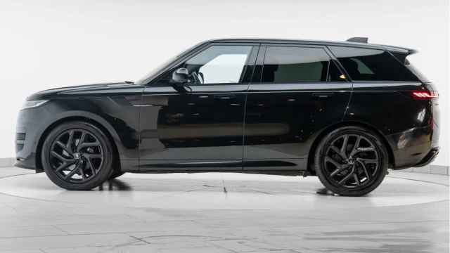 Land Rover Range Rover Sport (72 Reg) 3.0 D300 Dynamic SE (Black Pack) Image 4