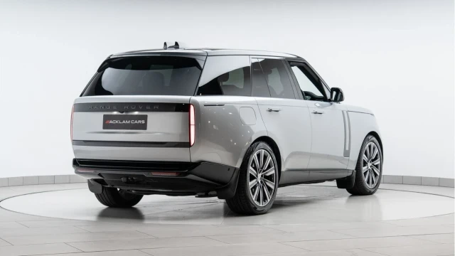 Land Rover Range Rover (74 Reg) 3.0 D300 SE (Shadow Pack) Image 6