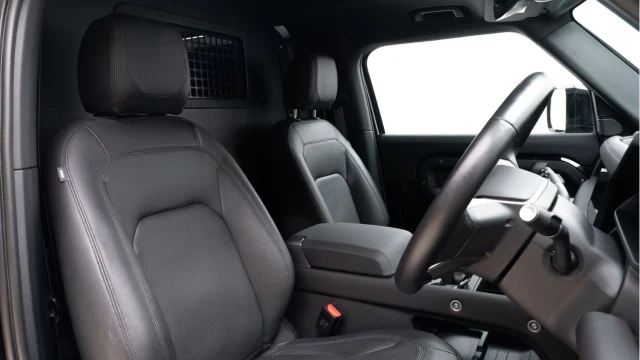 Land Rover Defender (73 Reg) 90 3.0 D250 SE Hard Top Commercial (+VAT) Image 3