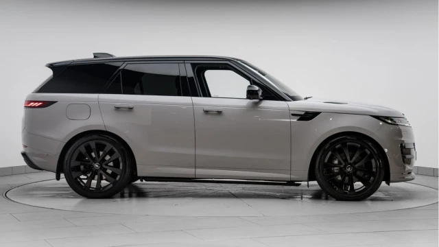 Land Rover Range Rover Sport (74 Reg) 3.0 D300 Dynamic SE (Black Pack) Image 4