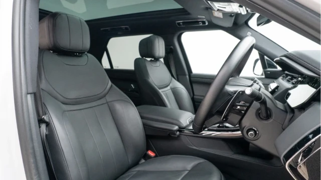 Land Rover Range Rover Sport (74 Reg) 3.0 P460e Dynamic SE Hybrid (Black Pack) Image 3