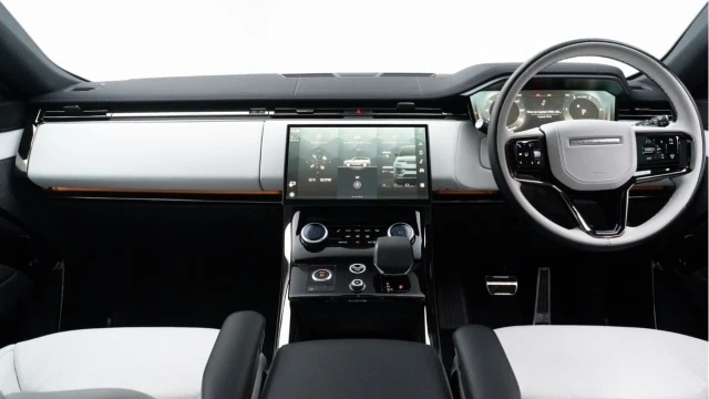 Land Rover Range Rover Sport (73 Reg) 3.0 D300 Dynamic SE (Black Pack) Image 2