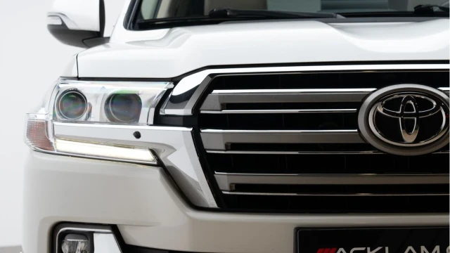Toyota Land Cruiser (22 Reg) 4.0 V6 VXR (LHD) (8 Seat) Image 8