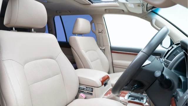 Toyota Land Cruiser V8 (64 Reg) V8 4.5 D-4D (7 Seat) Image 3