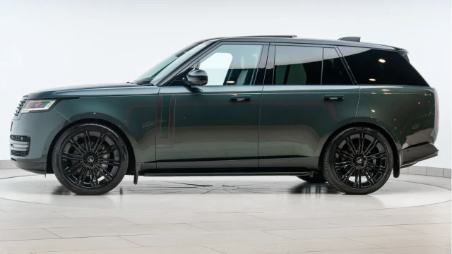 Land Rover Range Rover (72 Reg) 3.0 D350 HSE (Shadow Pack) Image 4
