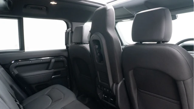 Land Rover Defender (25 Reg) 110 3.0 D250 S (6 Seat) (VAT Q) Image 5
