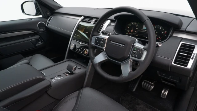 Land Rover Discovery (74 Reg) 3.0 D350 Dynamic SE (URBAN Styling) Image 7