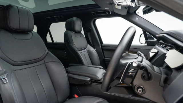 Land Rover Range Rover Sport (23 Reg) 3.0 D300 Dynamic SE (Black Pack) Image 3