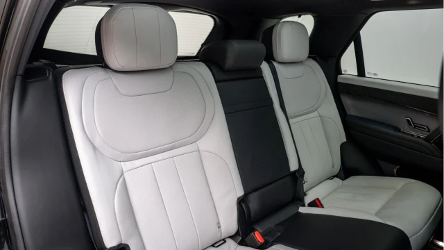 Land Rover Range Rover Sport (23 Reg) 3.0 D300 Dynamic SE (Black Pack) Image 8