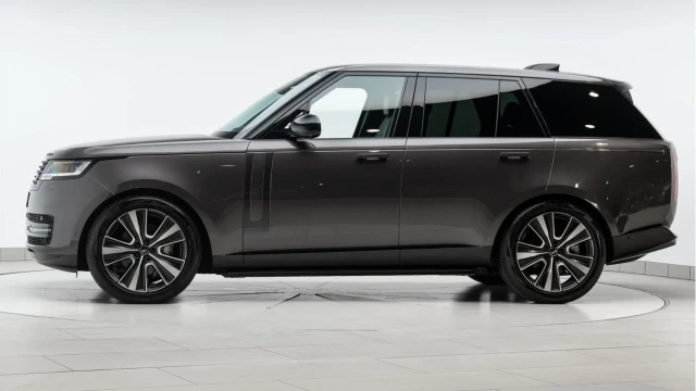 Land Rover Range Rover (72 Reg) 3.0 D300 SE (Shadow Pack) Image 4