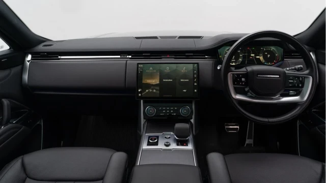 Land Rover Range Rover (23 Reg) 3.0 D300 SE (Shadow Pack) Image 2