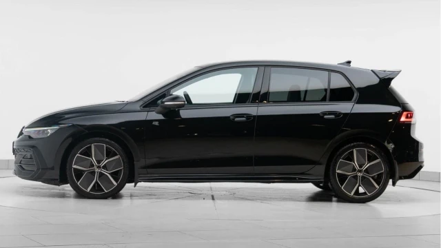 Volkswagen Golf (25 Reg) 2.0TDI Black Edition DSG (Mk8.5) Image 4