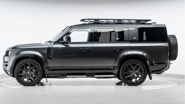Land Rover Defender (23 Reg) 130 3.0 D300 X-Dynamic HSE (8 Seat) Image 4