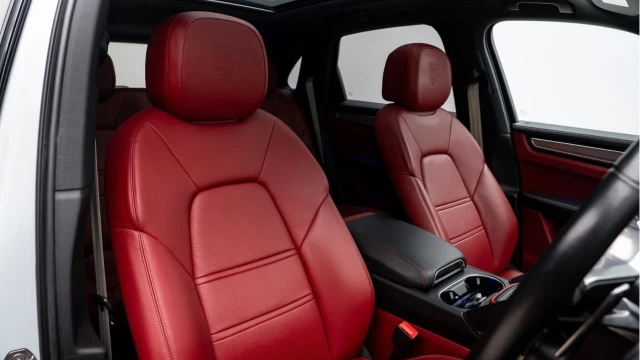Porsche Cayenne (72 Reg) 3.0 V6 e-Hybrid Platinum Edition Image 3