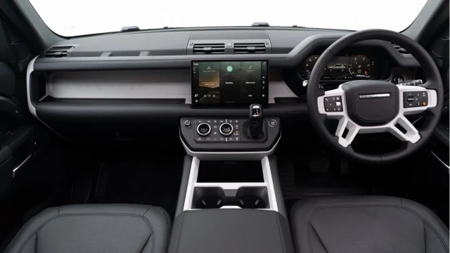 Land Rover Defender (25 Reg) 110 3.0 D350 X-Dynamic HSE (7 Seat) (Bespoke URBAN) (VAT Q) Image 2