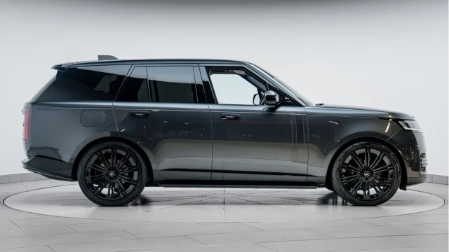 Land Rover Range Rover (72 Reg) 3.0 D300 HSE (Shadow Pack) Image 5
