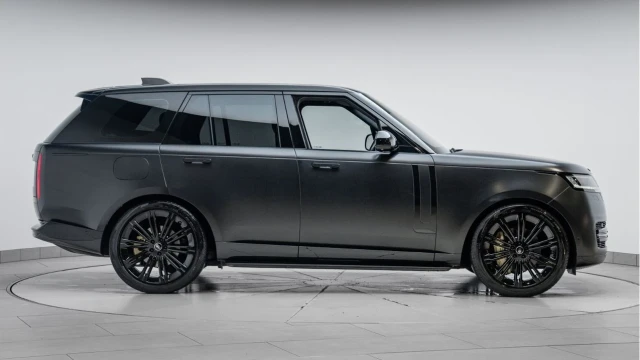 Land Rover Range Rover (72 Reg) 3.0 D300 SE (Black Pack) Image 5