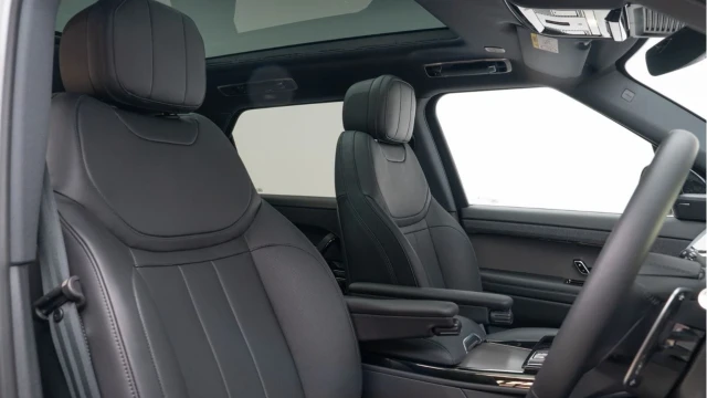 Land Rover Range Rover Sport (25 Reg) 3.0 D250 Edition (Black Pack) Image 3