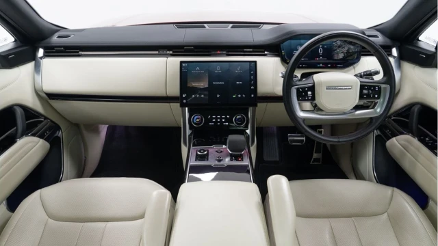 Land Rover Range Rover (72 Reg) 3.0 P400 SE LWB (7 Seat) Image 2