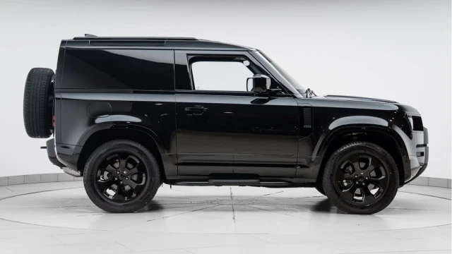 Land Rover Defender (75 Reg) 90 3.0 D250 X-Dynamic SE Hard Top Commercial (3 Seat) (+VAT) Image 7