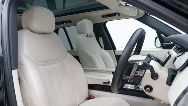 Land Rover Range Rover (23 Reg) 3.0 D300 SE (Shadow Pack) Image 3