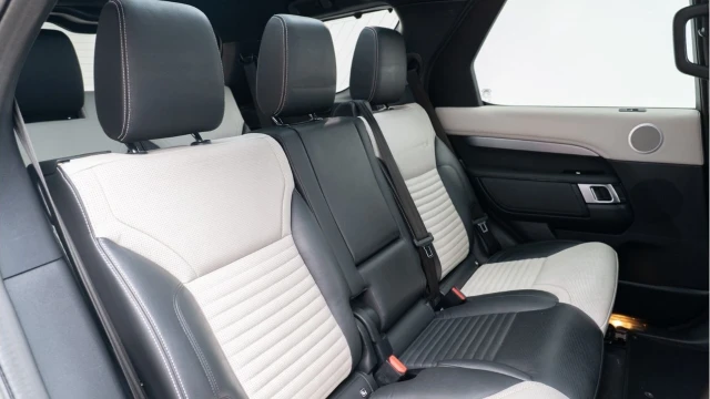Land Rover Discovery (21 Reg) 3.0 D300 R-Dynamic SE Image 6