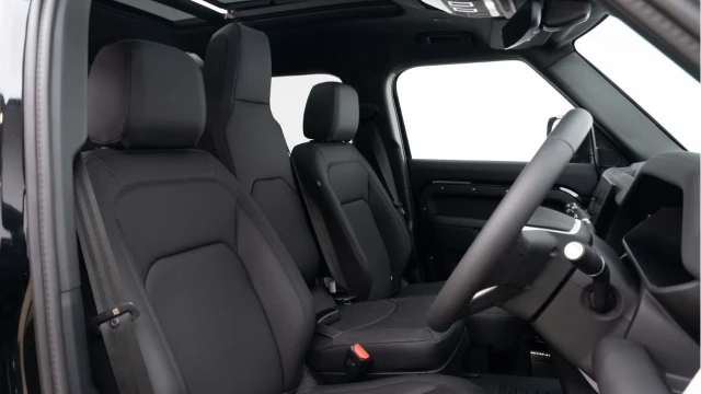 Land Rover Defender (25 Reg) 110 3.0 D350 X-Dynamic SE (6 Seat) (Bespoke) Image 3