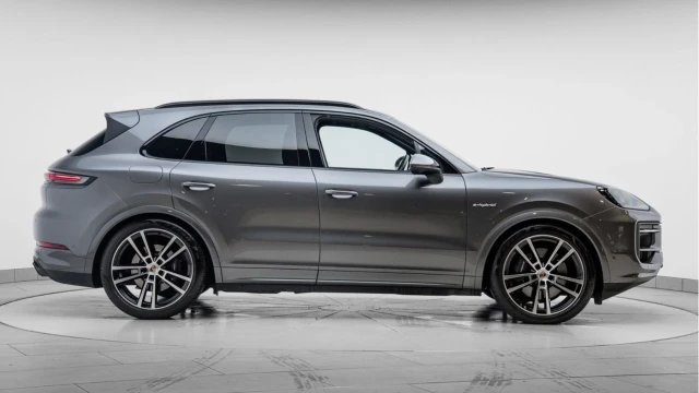 Porsche Cayenne (25 Reg) 3.0 V6 E-Hybrid Image 4