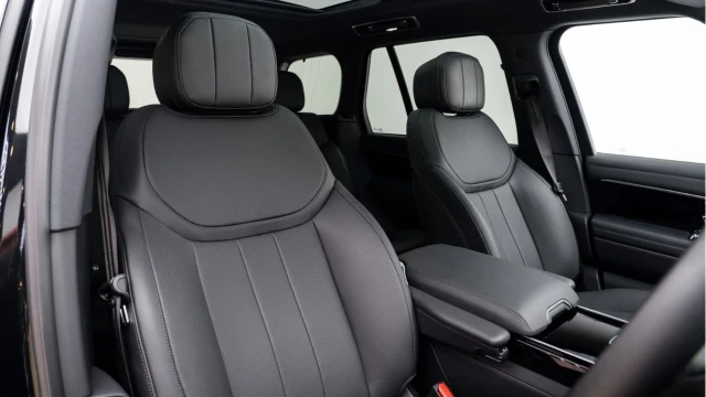 Land Rover Range Rover (75 Reg) 3.0 D300 Edition Image 3