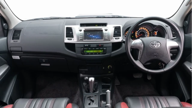 Toyota Hi-Lux (15 Reg) 3.0 D-4D Invincible X Image 2