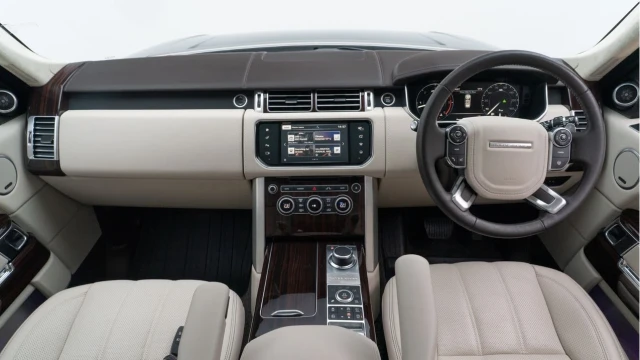 Land Rover Range Rover (65 Reg) 4.4 SDV8 Autobiography Image 2