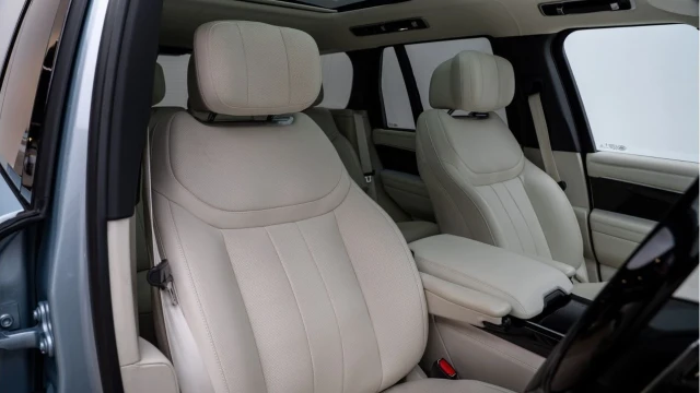 Land Rover Range Rover (75 Reg) 3.0 D350 Autobiography (Shadow Pack) Image 3