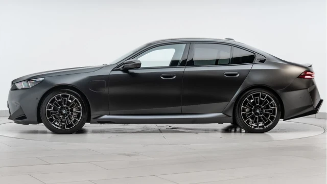 BMW M5 (74 Reg) 4.4 V8 Hybrid (Ultimate) Image 4